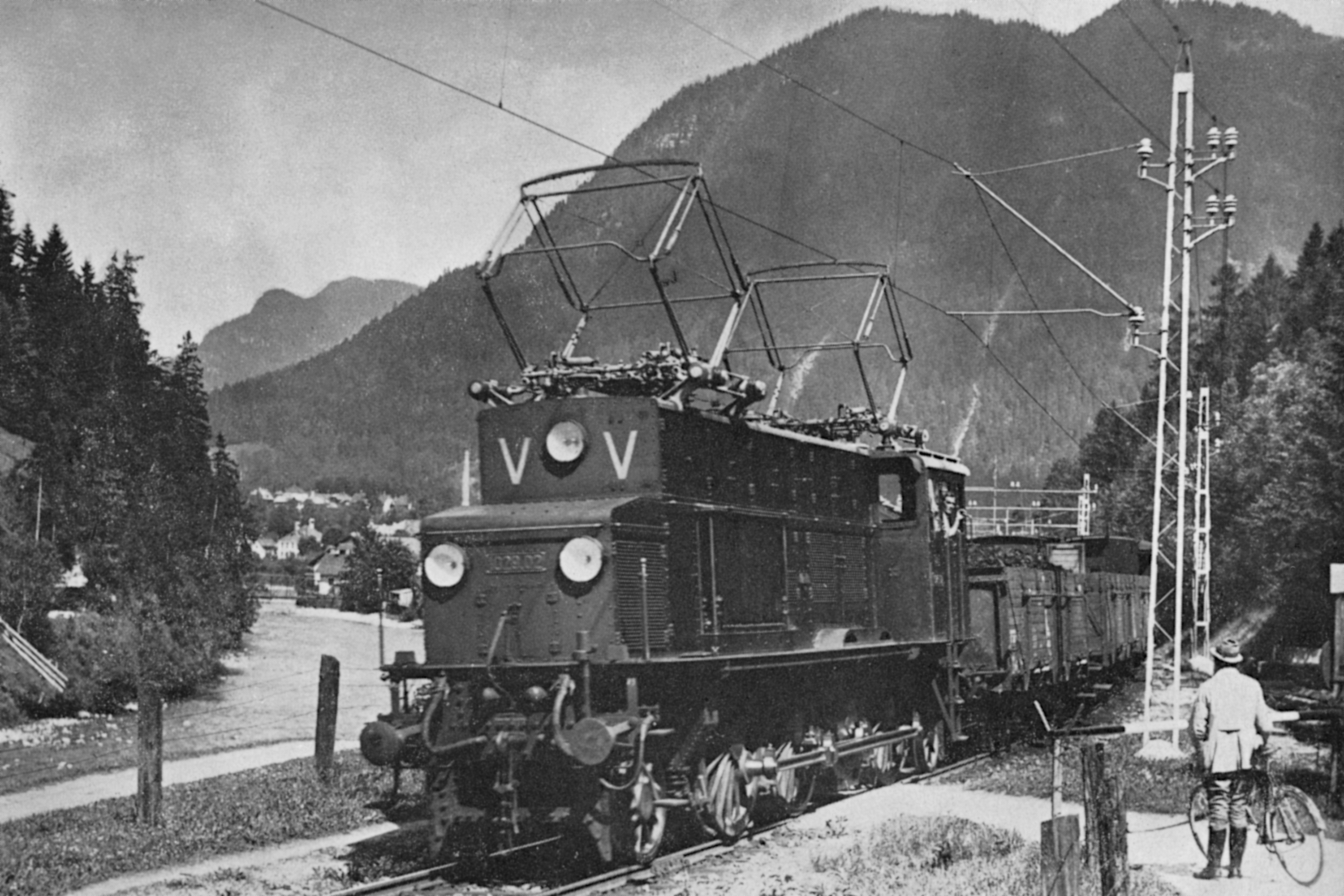 BBÖ 1029.02 mit Güterzug beim Bahnhof Bad Aussee. © Josef Stögermayer