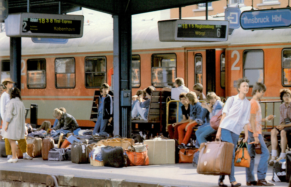 Sommerreiseverkehr im Bahnhof Innsbruck, 1983.